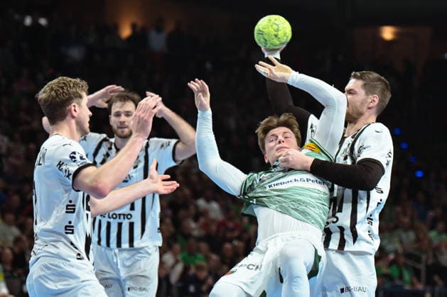 18.12.2025, xlakx, Handball DHB Pokal 1 4 Finale, Fuechse Berlin - THW Kiel v.l. Magnus Landin Jacobsen (THW Kiel), Nils Lichtlein (Fuechse Berlin), Hendrik Pekeler (THW Kiel) Zweikampf, Duell, Kampf, tackle Berlin