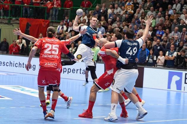 RECORD DATE NOT STATED Szene mit Nico Schöttle (8; Bergischer HC), Olle Forsell-Schefvert (25; MT Melsungen) und Aron Seesing (49; Bergischer HC) Nico Schöttle (8; Bergischer HC) in Aktion