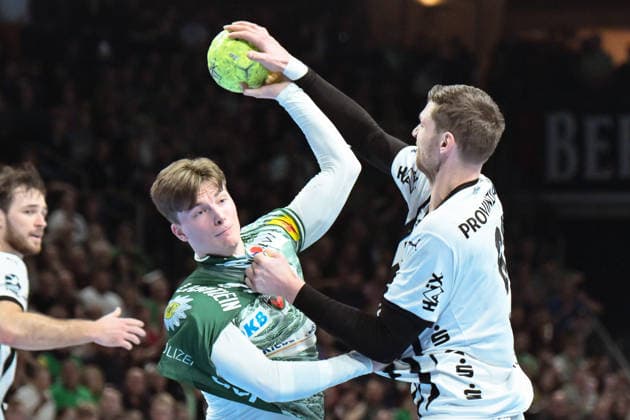 18.12.2025, xlakx, Handball DHB Pokal 1 4 Finale, Fuechse Berlin - THW Kiel v.l. Nils Lichtlein (Fuechse Berlin), Hendrik Pekeler (THW Kiel) Zweikampf, Duell, Kampf, tackle Berlin