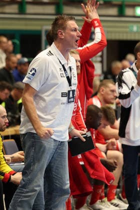 GER, 1.DHB-Pokal, Viertelfinale, bergischer HC vs. MT Melsungen, 18.12.2025, Unihalle, Wuppertal, GER, 1.DHB-Pokal, Viertelfinale, bergischer HC vs. MT Melsungen, , im Bild: Carsten Lichtlein (MT Melsungen), Torwarttrainer regt sich heftig auf, Gestik, Mimik, Emotionen, unzufrieden enttaeuscht niedergeschlagen,
