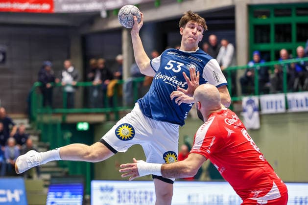 18.12.2025, Handball, Viertelfinale DHB-Pokal, Bergischer HC - MT Melsungen, Unihalle Wuppertal: Soeren Steinhaus (BHC 53) im Zweikampf gegen Adrian Sipos (Melsungen 08) Nordrhein-Westfalen Deutschland