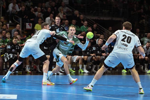 18.12.2025, xlakx, Handball DHB Pokal 1 4 Finale, Fuechse Berlin - THW Kiel v.l. Hendrik Pekeler (THW Kiel), Mathias Gidsel (Fuechse Berlin), Lukas Laube (THW Kiel) Zweikampf, Duell, Kampf, tackle Berlin