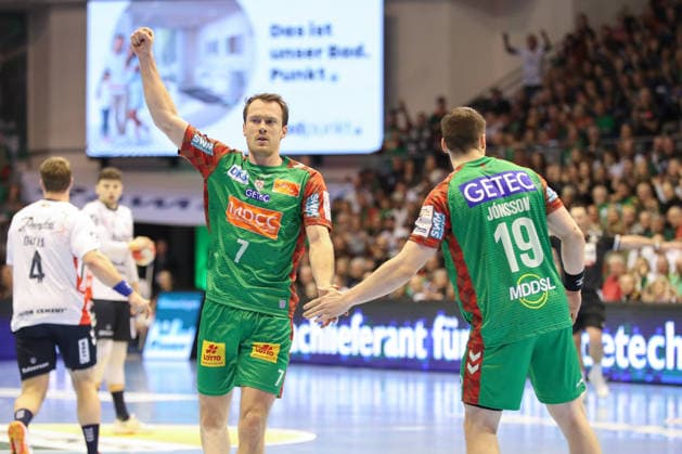 18.12.2025, xgox, Handball - DHB Pokal Viertelfinale SC Magdeburg - SG Flensburg-Handewitt emspor, v.l. Felix Claar (Magdeburg, 7), Elvar Oern Jonsson (Magdeburg, 19) Jubel, Torjubel, jubelt ueber das Tor, celebrate the goal, celebration Magdeburg