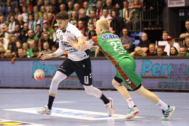 18.12.2025, xgox, Handball - DHB Pokal Viertelfinale SC Magdeburg - SG Flensburg-Handewitt emspor, v.l. Marko Grgic (Flensburg, 17), Magnus Saugstrup (Magdeburg, 23) Zweikampf, Duell, Kampf, tackle Magdeburg