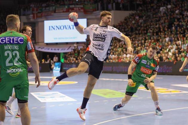 18.12.2025, xgox, Handball - DHB Pokal Viertelfinale SC Magdeburg - SG Flensburg-Handewitt emspor, v.l. Johannes Golla (Flensburg, 4) wirft Tor, Torschuetze, erzielt Tor, Treffer, scores the goal Magdeburg