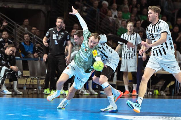 18.12.2025, xlakx, Handball DHB Pokal 1 4 Finale, Fuechse Berlin - THW Kiel v.l. Mathias Gidsel (Fuechse Berlin), Hendrik Pekeler (THW Kiel) Zweikampf, Duell, Kampf, tackle Berlin