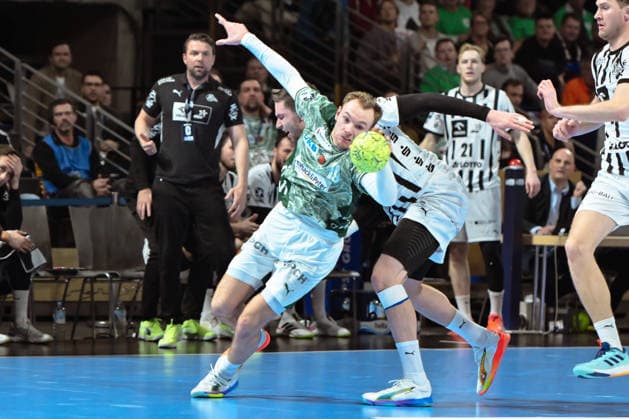 18.12.2025, xlakx, Handball DHB Pokal 1 4 Finale, Fuechse Berlin - THW Kiel v.l. Mathias Gidsel (Fuechse Berlin), Hendrik Pekeler (THW Kiel) Zweikampf, Duell, Kampf, tackle Berlin