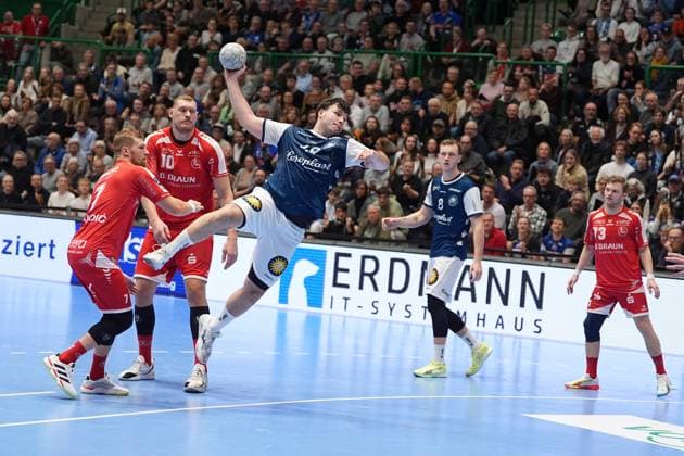 RECORD DATE NOT STATED Szene mit Dainis Kris?topa?ns (10; MT Melsungen), Aron Seesing (49; Bergischer HC), David Mandic? (7; MT Melsungen), Nico Schöttle (8; Bergischer HC) und Timo Kastening (73; MT Melsungen) Szene mit Dainis Kris?topa?ns (10; MT Melsungen) und Aron Seesing (49; Bergischer HC)