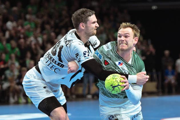 18.12.2025, xlakx, Handball DHB Pokal 1 4 Finale, Fuechse Berlin - THW Kiel v.l. Hendrik Pekeler (THW Kiel), Mathias Gidsel (Fuechse Berlin) Zweikampf, Duell, Kampf, tackle Berlin