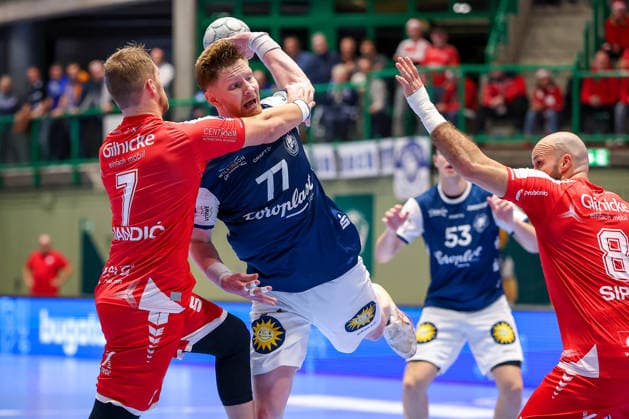 18.12.2025, Handball, Viertelfinale DHB-Pokal, Bergischer HC - MT Melsungen, Unihalle Wuppertal: Johannes Wasielewski (BHC 77) im Zweikampf gegen David Mandic (Melsungen 07) Adrian Sipos (Melsungen 08) Nordrhein-Westfalen Deutschland