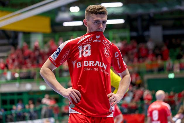 18.12.2025, Handball, Viertelfinale DHB-Pokal, Bergischer HC - MT Melsungen, Unihalle Wuppertal: Florian Drosten (Melsungen 18) steht Enttäuscht auf dem Spielfeld Enttäuschung Nordrhein-Westfalen Deutschland