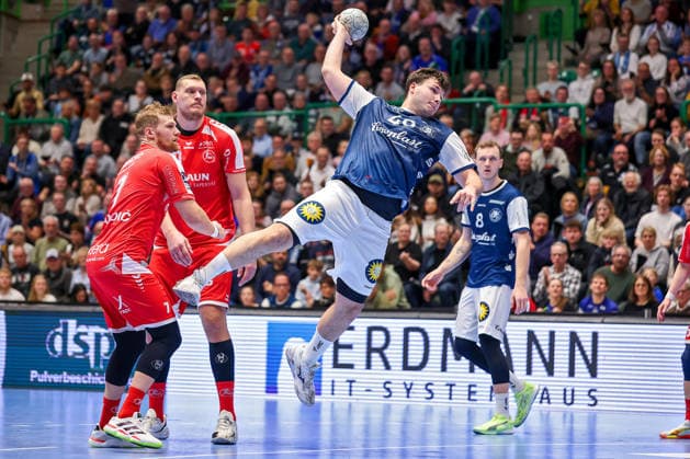 18.12.2025, Handball, Viertelfinale DHB-Pokal, Bergischer HC - MT Melsungen, Unihalle Wuppertal: Aron Seesing (BHC 49) beim Wurf auf das Tor Nordrhein-Westfalen Deutschland