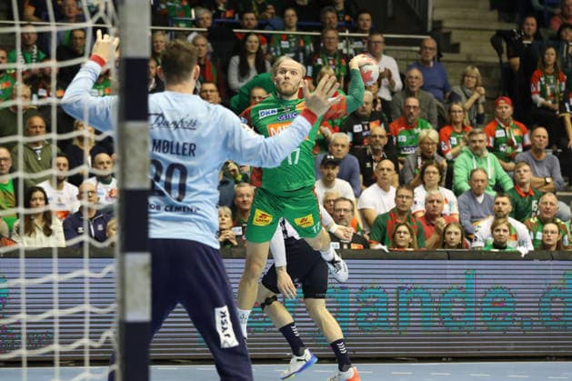 18.12.2025, xtgx, Handball, DHB Pokal Viertelfinale, SC Magdeburg - SG Flensburg Handewitt v.l. Tim Hornke (Magdeburg, 17) wirft Tor, Torschuetze, erzielt Tor, Treffer, scores the goal Magdeburg