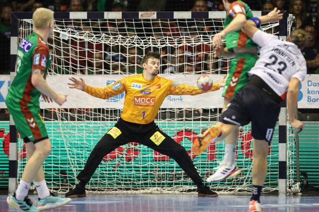 18.12.2025, xtgx, Handball, DHB Pokal Viertelfinale, SC Magdeburg - SG Flensburg Handewitt v.l. Sergey Hernandez Ferrer (Magdeburg, 1) Parade, haelt den Ball, faengt den Ball, pariert Magdeburg
