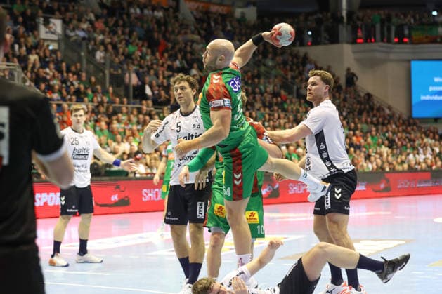 18.12.2025, xtgx, Handball, DHB Pokal Viertelfinale, SC Magdeburg - SG Flensburg Handewitt v.l. Oscar Bergendahl (Magdeburg, 54) wirft Tor, Torschuetze, erzielt Tor, Treffer, scores the goal Magdeburg