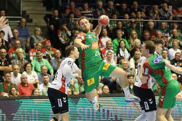 18.12.2025, xtgx, Handball, DHB Pokal Viertelfinale, SC Magdeburg - SG Flensburg Handewitt v.l. Albin Lagergren (Magdeburg, 21) wirft Tor, Torschuetze, erzielt Tor, Treffer, scores the goal Magdeburg