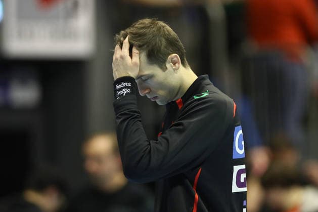18.12.2025, xtgx, Handball, DHB Pokal Viertelfinale, SC Magdeburg - SG Flensburg Handewitt v.l. Nikola Portner (Magdeburg, 80) mit Schweißband mit den Namen Teodora und Emilija Magdeburg