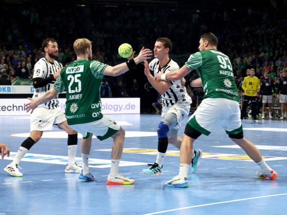 DEU, DHB, Pokal, Fuechse Berlin vs. THW Kiel, 18.12.2025, Max-Schmeling-Halle, Berlin, DEU, DHB, Pokal, Fuechse Berlin vs. THW Kiel, im Bild f245 , Mijajlo Marsenic (Fuechse Berlin 93), Elias Ellefsen A Skipagotu (THW Kiel 71)