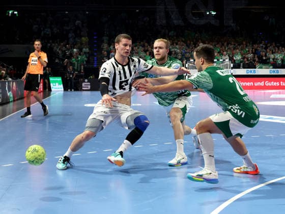 DEU, DHB, Pokal, Fuechse Berlin vs. THW Kiel, 18.12.2025, Max-Schmeling-Halle, Berlin, DEU, DHB, Pokal, Fuechse Berlin vs. THW Kiel, im Bild Matthes Langhoff (Fuechse Berlin 25), Tim Freihoefer (Fuechse Berlin 19), Elias Ellefsen A Skipagotu (THW Kiel 71)