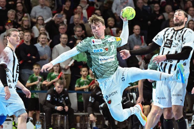 18.12.2025, xlakx, Handball DHB Pokal 1 4 Finale, Fuechse Berlin - THW Kiel v.l. Nils Lichtlein (Fuechse Berlin) setzt zum Sprungwurf an Berlin