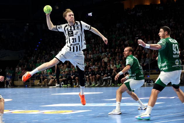 DEU, DHB, Pokal, Fuechse Berlin vs. THW Kiel, 18.12.2025, Max-Schmeling-Halle, Berlin, DEU, DHB, Pokal, Fuechse Berlin vs. THW Kiel, im Bild Max Darj (Fuechse Berlin 5), Mijajlo Marsenic (Fuechse Berlin 93), Eric Johansson (THW Kiel 21)
