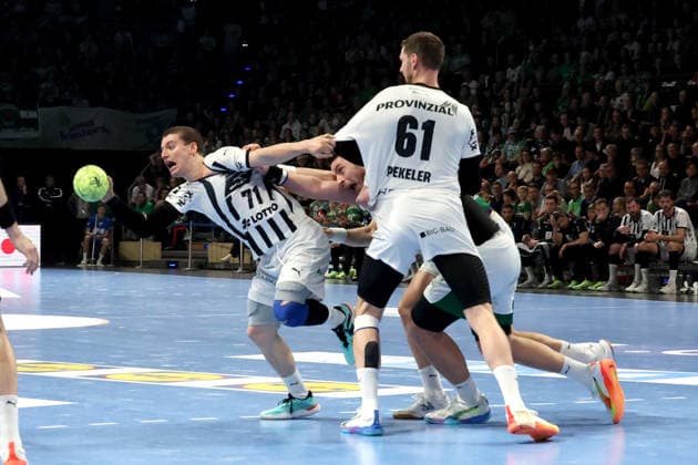 DEU, DHB, Pokal, Fuechse Berlin vs. THW Kiel, 18.12.2025, Max-Schmeling-Halle, Berlin, DEU, DHB, Pokal, Fuechse Berlin vs. THW Kiel, im Bild Mijajlo Marsenic (Fuechse Berlin 93), Elias Ellefsen A Skipagotu (THW Kiel 71), Hendrik Pekeler (THW Kiel 61)