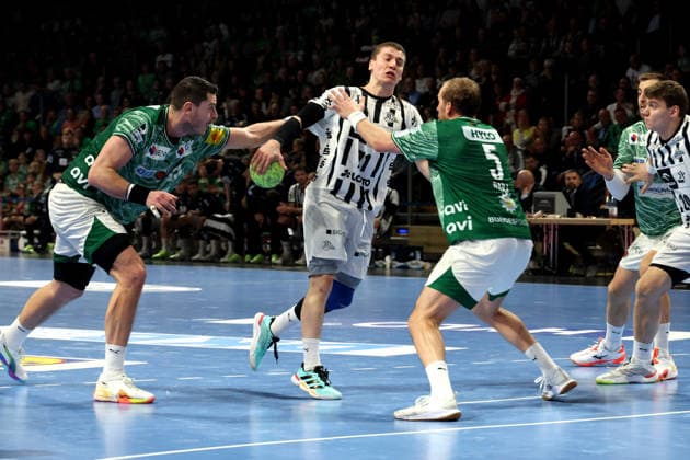 DEU, DHB, Pokal, Fuechse Berlin vs. THW Kiel, 18.12.2025, Max-Schmeling-Halle, Berlin, DEU, DHB, Pokal, Fuechse Berlin vs. THW Kiel, im Bild Max Darj (Fuechse Berlin 5), Mijajlo Marsenic (Fuechse Berlin 93), Elias Ellefsen A Skipagotu (THW Kiel 71)