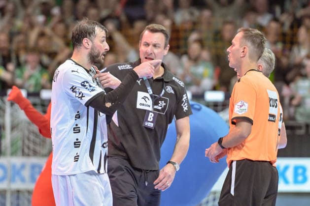 18.12.2025, xlakx, Handball DHB Pokal 1 4 Finale, Fuechse Berlin - THW Kiel v.l. Domagoj Duvnjak (THW Kiel), Filip Jicha (THW Kiel) gibt Anweisungen, gestikuliert mit den Armen, gesticulate, gives instructions Berlin