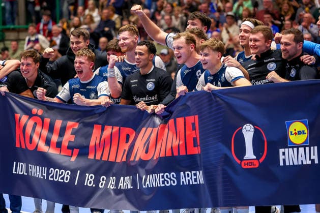 18.12.2025, Handball, Viertelfinale DHB-Pokal, Bergischer HC - MT Melsungen, Unihalle Wuppertal: Der BHC Feiert den 30:23 Sieg gegen Melsungen und freut sich über den EInzug ins Final4 Halbfinale in Köln. banner Schriftzug Kölle Mir Kumme! Nordrhein-Westfalen Deutschland