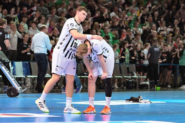 18.12.2025, xlakx, Handball DHB Pokal 1 4 Finale, Fuechse Berlin - THW Kiel v.l. Lukas Laube (THW Kiel), Eric Johansson (THW Kiel) enttaeuscht, schaut enttaeuscht, niedergeschlagen, disappointed Berlin