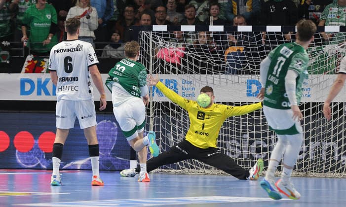 Mathias Gidsel erzielt ein Tor gegen Torwart Gonzalo Perez de Vargas Zweikampf Spielszene Aktion Handball DHB Pokal Viertelfinale Herren Saison 2025 2026 18.12.2025 Füchse Berlin vs THW Kiel