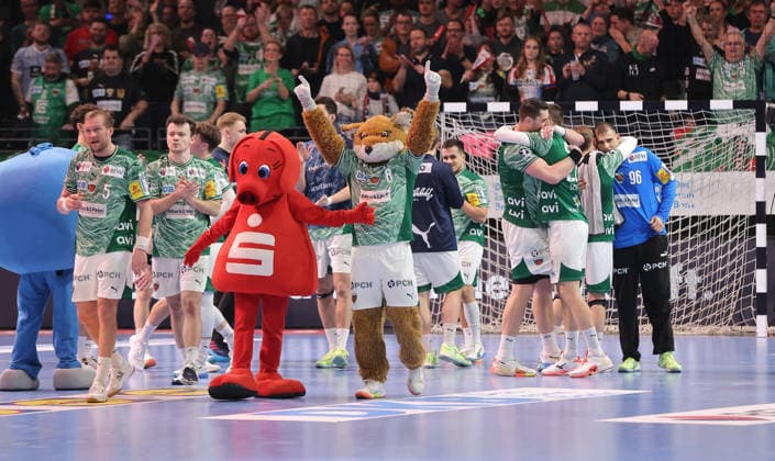 Füchse Mannschaft jubelt nach Spielende Freude Emotion Jubel Handball DHB Pokal Viertelfinale Herren Saison 2025 2026 18.12.2025 Füchse Berlin vs THW Kiel