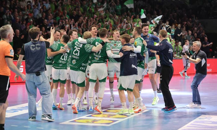 Füchse Mannschaft jubelt nach Spielende Freude Emotion Jubel Handball DHB Pokal Viertelfinale Herren Saison 2025 2026 18.12.2025 Füchse Berlin vs THW Kiel