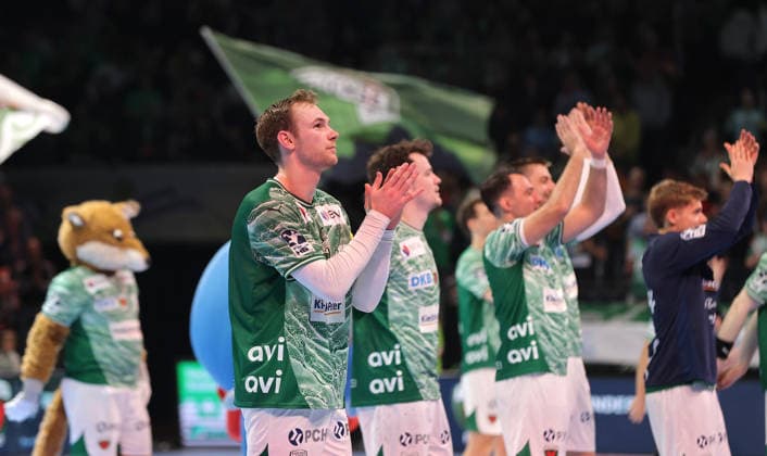 Füchse Mannschaft jubelt nach Spielende Freude Emotion Jubel Handball DHB Pokal Viertelfinale Herren Saison 2025 2026 18.12.2025 Füchse Berlin vs THW Kiel