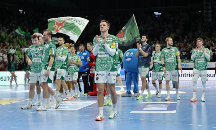 vorn Mathias Gidsel, Füchse Mannschaft jubelt nach Spielende Freude Emotion Jubel Handball DHB Pokal Viertelfinale Herren Saison 2025 2026 18.12.2025 Füchse Berlin vs THW Kiel