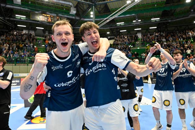 GER, DHB-Pokal - Viertelfinale, BHC06 - MT Melsungen 18,12.2025,Wuppertal ,Unihalle, GER, DHB-Pokal - Viertelfinal BHC06 - MT Melsungen DHB-Pokal - Achtelfinale regulations prohibit any use of photographs as image sequences and or quasi-video im Bild jubeln Nico Schöttle ( Bergischer HC 8 ) und Sören Steinhaus ( Bergischer HC 53 ) nach dem Abpfiff.
