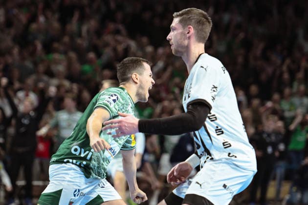 18.12.2025, xlakx, Handball DHB Pokal 1 4 Finale, Fuechse Berlin - THW Kiel v.l. Tim Freihoefer (Fuechse Berlin), Hendrik Pekeler (THW Kiel) Jubel ueber den Sieg Berlin