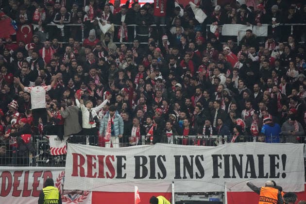 Fans von Samsunspor wollen mit Trainer Thomas Reis (Samsunspor) ins Finale - 18.12.2025 1. FSV Mainz 05 vs. Samsunspor, MEWA Arena, Europa Conference League