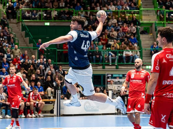 Aron Seesing (Bergischer HC, 49) beim Sprungwurf Bergischer HC vs. MT Melsungen, Handball, DHB Pokal, Viertelfinale, Saison 2025 2026, 18.12.2025 Bergischer HC vs. MT Melsungen, Handball, DHB Pokal, Viertelfinale, Saison 2025 2026, 18.12.2025 Wuppertal Copyright: xEibner-Pressefoto DamianxKruczynx EP_DKI