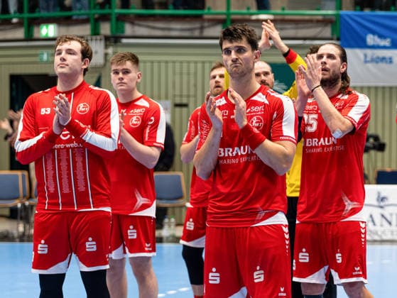 Enttaeuschung bei Nikolaj Enderleit (MT Melsungen, 04) und dem Rest des Teams Bergischer HC vs. MT Melsungen, Handball, DHB Pokal, Viertelfinale, Saison 2025 2026, 18.12.2025 Bergischer HC vs. MT Melsungen, Handball, DHB Pokal, Viertelfinale, Saison 2025 2026, 18.12.2025 Wuppertal Copyright: xEibner-Pressefoto DamianxKruczynx EP_DKI