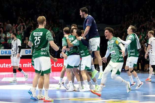 DEU, DHB, Pokal, Fuechse Berlin vs. THW Kiel, 18.12.2025, Max-Schmeling-Halle, Berlin, DEU, DHB, Pokal, Fuechse Berlin vs. THW Kiel, im Bild Fuechse-Spielerkreis, Nils Lichtlein (Fuechse Berlin 17)