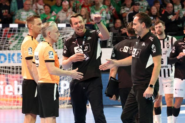 DEU, DHB, Pokal, Fuechse Berlin vs. THW Kiel, 18.12.2025, Max-Schmeling-Halle, Berlin, DEU, DHB, Pokal, Fuechse Berlin vs. THW Kiel, im Bild Trainer Filip Jicha (THW Kiel), Schiedsrichter *** DEU, DHB, Cup, Fuechse Berlin vs THW Kiel, 18 12 2025, Max Schmeling Halle, Berlin, DEU, DHB, Cup, Fuechse Berlin vs THW Kiel, in the picture coach Filip Jicha THW Kiel , referee nordphotoxGmbHx xEngler nph00076