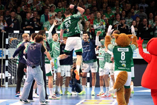 DEU, DHB, Pokal, Fuechse Berlin vs. THW Kiel, 18.12.2025, Max-Schmeling-Halle, Berlin, DEU, DHB, Pokal, Fuechse Berlin vs. THW Kiel, im Bild Fuechse-Spielerkreis, Mijajlo Marsenic (Fuechse Berlin 93)