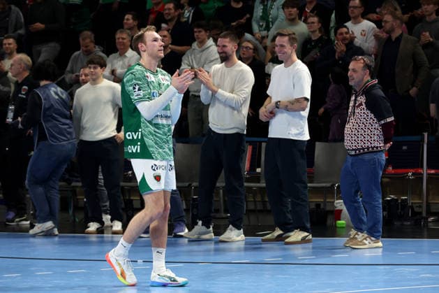 DEU, DHB, Pokal, Fuechse Berlin vs. THW Kiel, 18.12.2025, Max-Schmeling-Halle, Berlin, DEU, DHB, Pokal, Fuechse Berlin vs. THW Kiel, im Bild Mathias Gidsel (Fuechse Berlin 19), Fabian Wiede (Fuechse Berlin 3), Lasse Andersson (Fuechse Berlin 11), Manager Bob Hanning (Fuechse Berlin)