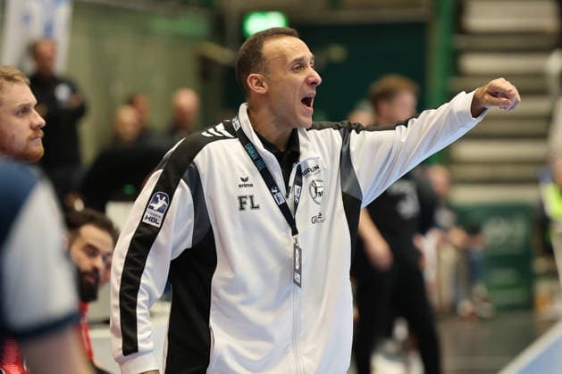 GER, 1.DHB-Pokal, Viertelfinale, bergischer HC vs. MT Melsungen, 18.12.2025, Unihalle, Wuppertal, GER, 1.DHB-Pokal, Viertelfinale, bergischer HC vs. MT Melsungen, , im Bild: Roberto Garcia Trainer Headcoach (MT Melsungen), regt sich heftig auf, Gestik, Mimik, Emotionen, unzufrieden enttaeuscht niedergeschlagen,