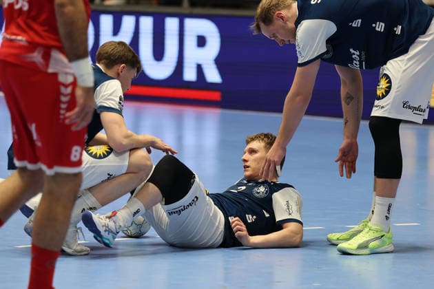 GER, 1.DHB-Pokal, Viertelfinale, bergischer HC vs. MT Melsungen, 18.12.2025, Unihalle, Wuppertal, GER, 1.DHB-Pokal, Viertelfinale, bergischer HC vs. MT Melsungen, , im Bild: Noah Beyer (BHC 2), ist verletzt Schmerzen Verletzung,