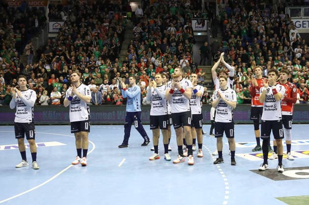 18.12.2025, xtgx, Handball, DHB Pokal Viertelfinale, SC Magdeburg - SG Flensburg Handewitt v.l. Flensburg enttaeuscht, schaut enttaeuscht, niedergeschlagen, disappointed Magdeburg