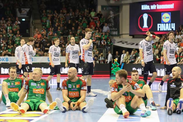 18.12.2025, xtgx, Handball, DHB Pokal Viertelfinale, SC Magdeburg - SG Flensburg Handewitt v.l. Flensburg enttaeuscht, schaut enttaeuscht, niedergeschlagen, disappointed Magdeburg