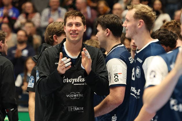 GER, 1.DHB-Pokal, Viertelfinale, bergischer HC vs. MT Melsungen, 18.12.2025, Unihalle, Wuppertal, GER, 1.DHB-Pokal, Viertelfinale, bergischer HC vs. MT Melsungen, , im Bild: die Mannschaft freut sich ueber den Einzug ins Viertelfinale