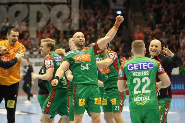 18.12.2025, xtgx, Handball, DHB Pokal Viertelfinale, SC Magdeburg - SG Flensburg Handewitt v.l. Oscar Bergendahl (Magdeburg, 54) Jubel ueber den Sieg, Jubel nach Spielende Magdeburg